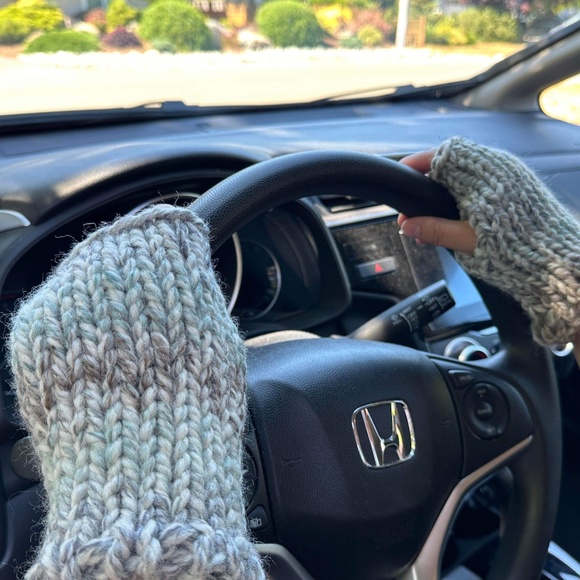 NWT Handknit Chunky Wool Fingerless Gloves ~ Unisex - Picture 5 of 7